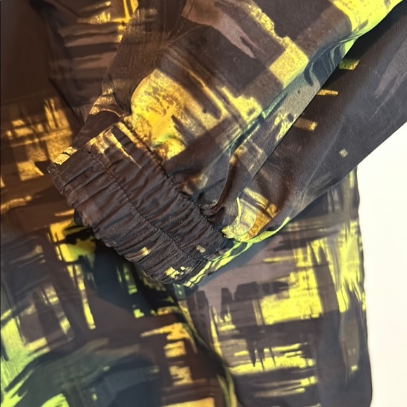 Columbia Black and Yellow Performance Jacket with Urban Flair - Picture 11 of 12